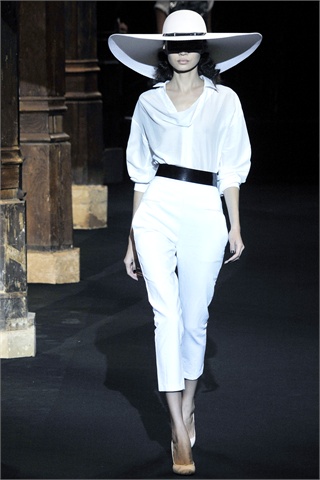 Hussein-chalayan.1.00130h-2009.10.04.18.34.34.494336_base[1]