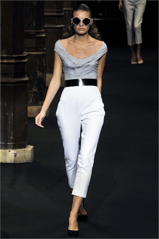 Hussein-chalayan.1.00160h-2009.10.04.18.33.10.920885_base[1]