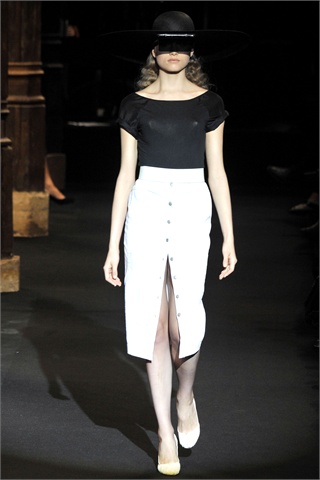 Hussein-chalayan.1.00120h-2009.10.04.18.34.59.4170309_base[1]