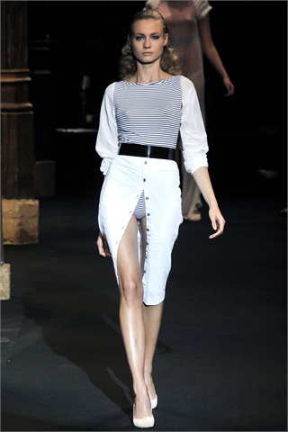 Hussein-chalayan.1.00140h-2009.10.04.18.34.07.39639_base[1]