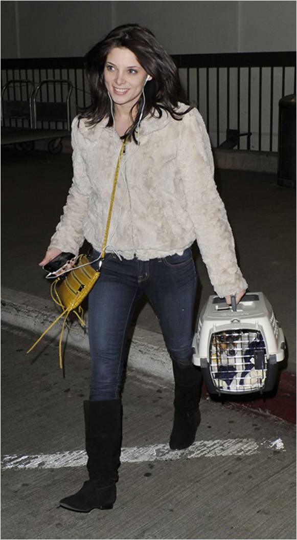 Ashley Greene_11_29_09_LAX
