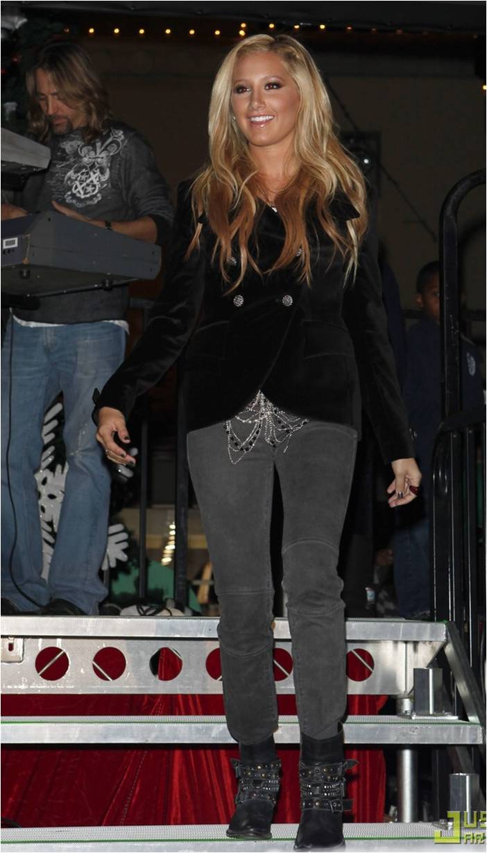 Ashley Tisdale_11_21_09_Tree Lighting